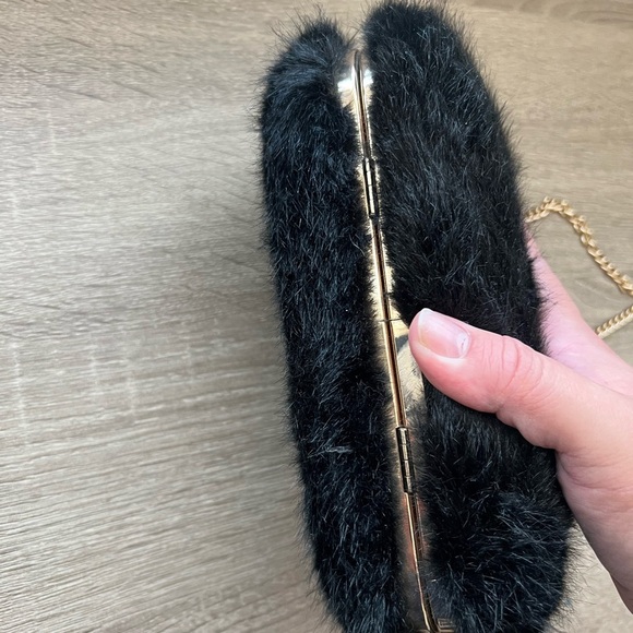 Elegant Black Faux Fur Shoulder Bag - Picture 3 of 13